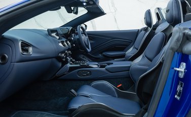 Aston Martin V12 Vantage ROADSTER 21