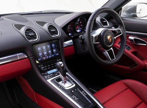 Porsche 718 Cayman 13