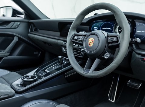Porsche 911 Carrera GTS Cabriolet (992) 13