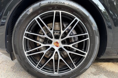 Porsche Cayenne V6 E-HYBRID BLACK EDITION -MATRIX LEDS -360 CAMS -WHITE LEATHER INTERIOR 85
