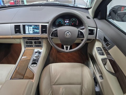 Jaguar XF 3.0d V6 Premium Luxury Auto Euro 5 (s/s) 4dr 32