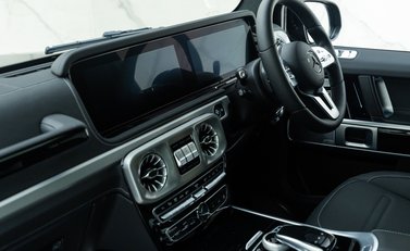 Mercedes-Benz G Class G400d AMG LINE PREMIUM PLUS 17