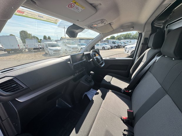 Vauxhall Vivaro SWB L1H1 Low Roof Prime 2900 Sensors Air Con EURO 6 12