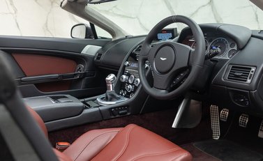 Aston Martin V12 Vantage ROADSTER 16