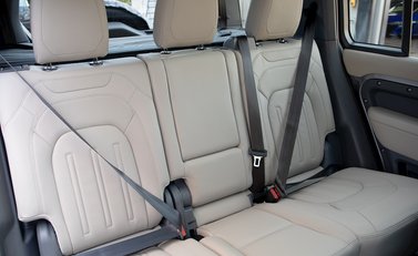 Land Rover Defender 110 HSE D240 14