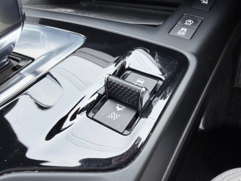 Jaguar E-Pace 2.0 R-DYNAMIC BLACK MHEV 20