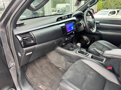 Toyota Hilux GR SPORT 4WD D-4D DCB 25