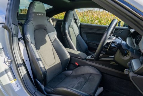 Porsche 911 Carrera 4 GTS PDK 11