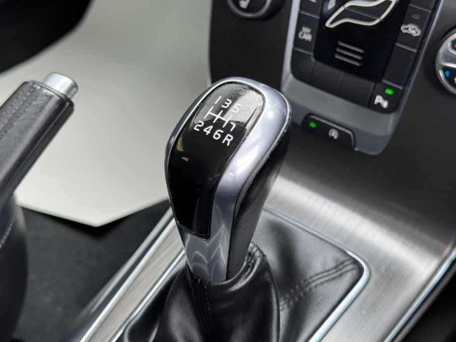 2015 Volvo V40 — image 34