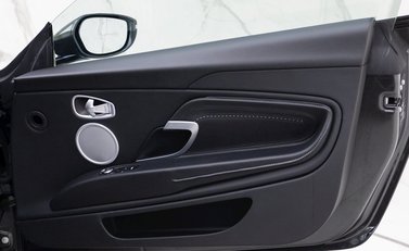 Aston Martin DB11 V8 18