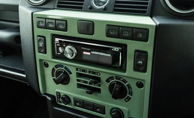 Land Rover Defender 110 Heritage 18