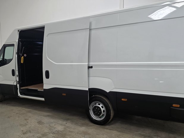 Iveco Daily Daily 35C14 Diesel 2.3 High Roof Business Van 4100L WB Hi-Matic 6