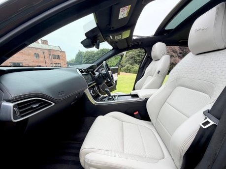 Jaguar XE R-DYNAMIC HSE BLACK 4