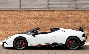 Lamborghini Huracan Spyder LP640-4 Performante 2