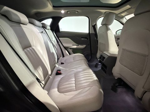 Jaguar F-Pace PORTFOLIO AWD 20