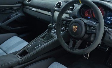Porsche Cayman GT4 RS (718) 9