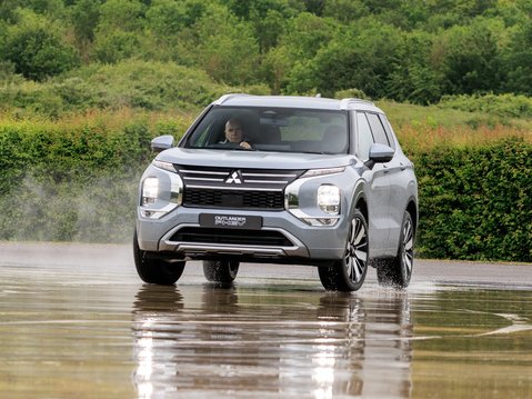 Mitsubishi Outlander 4