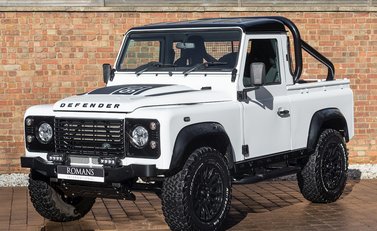 Land Rover Defender 90 Bowler Edition 6