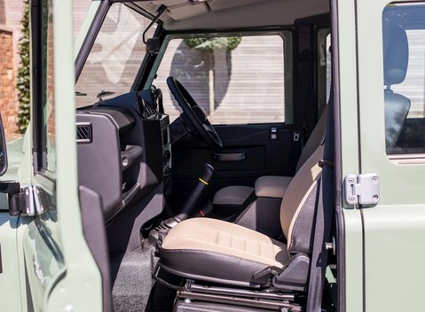 Land Rover Defender 110 Heritage Station Wagon 16