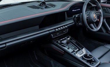 Porsche 911 Targa 4 GTS (992.2) 21