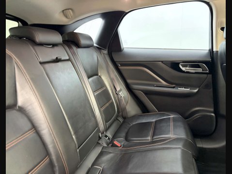 Jaguar F-Pace 2.0 F-PACE Prestige AWD D Auto 4WD 5dr 30