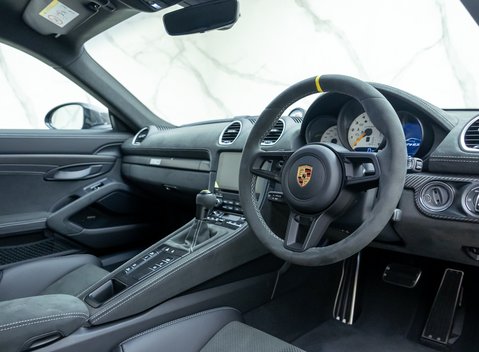 Porsche Cayman GT4 RS (718) 16