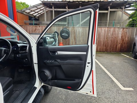 Toyota Hilux INVINCIBLE 4WD D-4D DCB AUTO 19