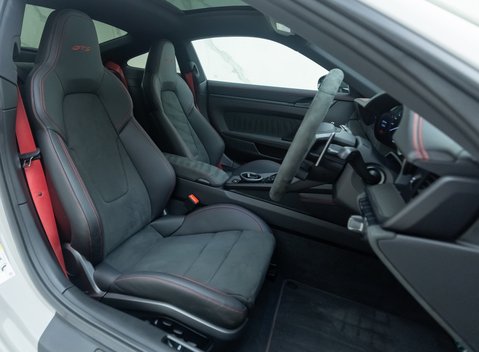 Porsche 911 Carrera 4 GTS (992) 14