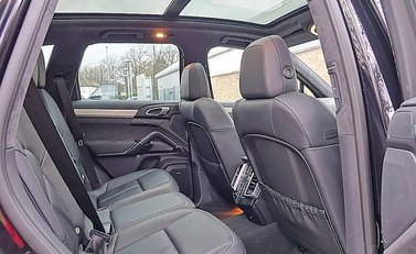 Porsche Cayenne GTS 12