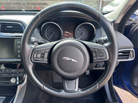 Jaguar XE GTDI PRESTIGE 13