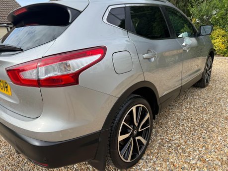 Nissan Qashqai 1.6 dCi Tekna 4WD Euro 6 (s/s) 5dr 9
