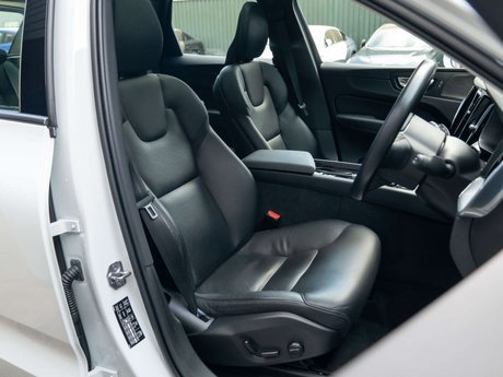 Volvo XC60 2.0 XC60 Momentum B4 MHEV AWD Auto 4WD 5dr 5