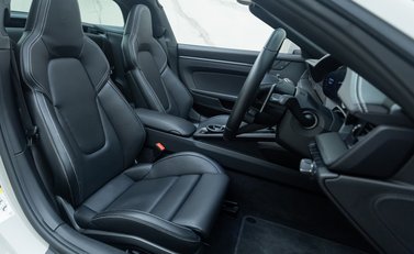 Porsche 911 Targa 4 GTS (992) 17