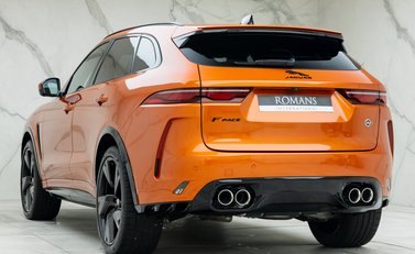 Jaguar F-Pace SVR 9