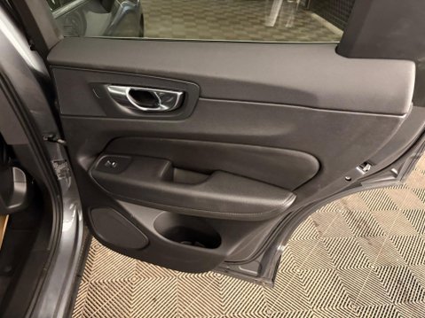 Volvo XC60 2.0 B4 MHEV Momentum Pro Auto AWD Euro 6 (s/s) 5dr 28