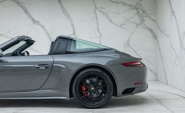 Porsche 911 Targa 4 GTS (991.2) 34