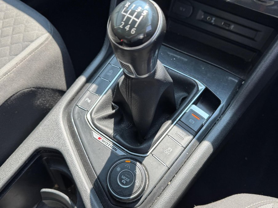 2017 Volkswagen Tiguan — image 32