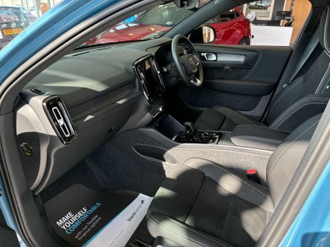 Volvo XC40 2.0 B4 MHEV Plus Dark DCT Auto Euro 6 (s/s) 5dr 28