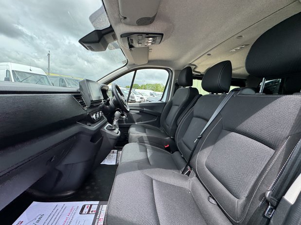 Renault Trafic Crew Cab AUTO LWB L2H1 Low Roof Sport LI30 Air Con Nav EURO 6 19