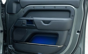 Land Rover Defender 110 OCTA EDITION ONE 33