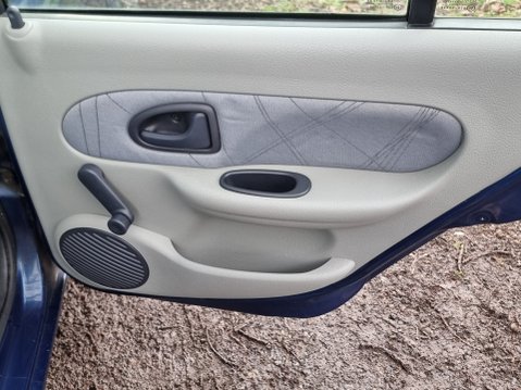 Renault Clio EXPRESSION 16V 23