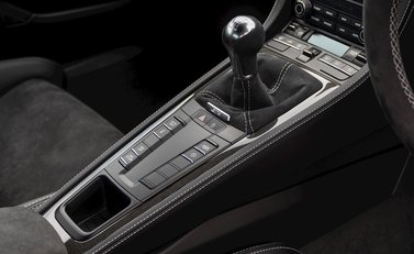 Porsche 718 Cayman GT4 21