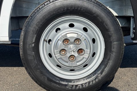 Peugeot Boxer 333 L1 H1 120 ps BlueHdi Professional - Sat Nav & Air Con 29