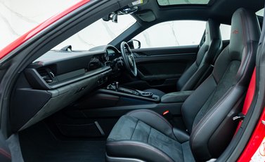 Porsche 911 Carrera 4 GTS (992) 11