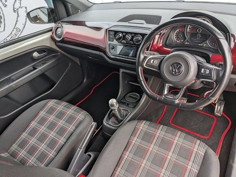 Volkswagen Up TSI up! GTI 13