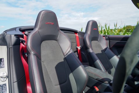 Porsche 911 CARRERA 4 GTS CONVERTIBLE 10