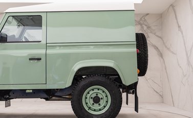 Land Rover Defender 90 Heritage Hard Top 24