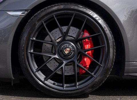 Porsche 911 Carrera GTS (991.2) 10