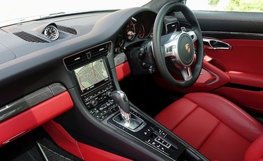 Porsche 911 (991) Turbo S 8