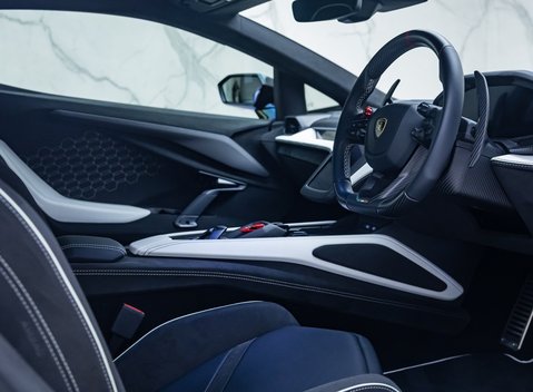 Lamborghini Revuelto 14